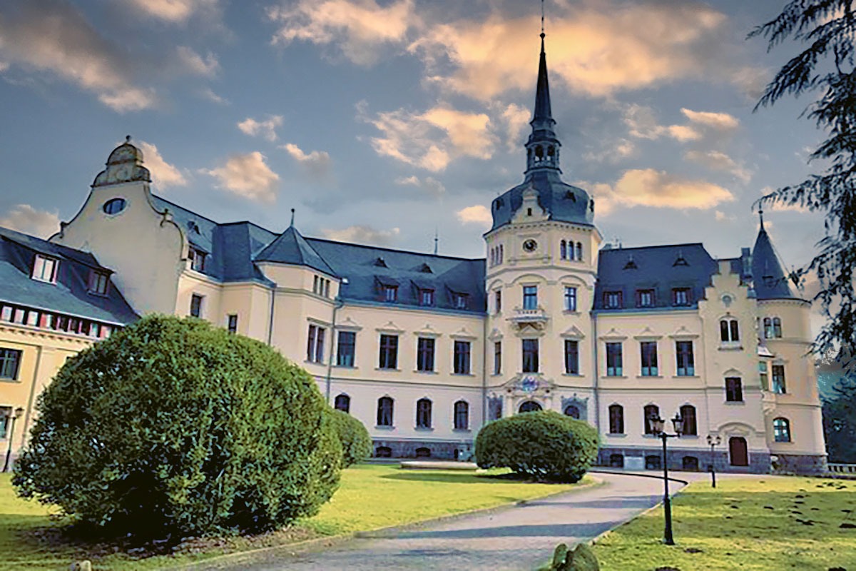 Schloß Ralswiek hochzeit feieren - Hochzeitsfotograf auf der Insel Rügen das Mazelle Photography Fotostudio® - Hochzeitsfotografie auf der Insel Rügen wie Kap Arkona, Seebrücke Sellin, Müther-Turm Binz mit dem Hochzeitsfotograf vom Mazelle Photography Fotostudio® an der Ostsee. Hochzeitsfotografie in der Natur in Mecklenburg-Vorpommern. Heiraten auf der Insel Rügen, Stralsund, Greifswald, Grimmen in der Natur, im Wald, am Strand, an der Ostsee