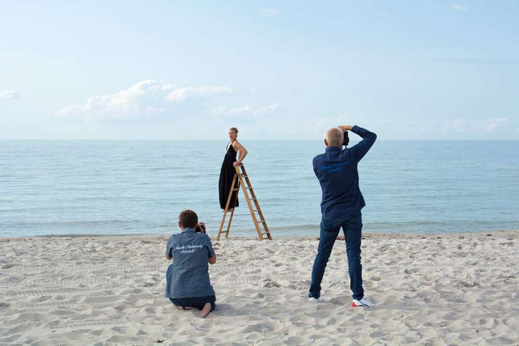 Der Hochzeitsfotograf auf der Insel Rügen beim Fotoshooting am Strand- Hochzeitsfotografie von Mazelle Photography Fotostudio®