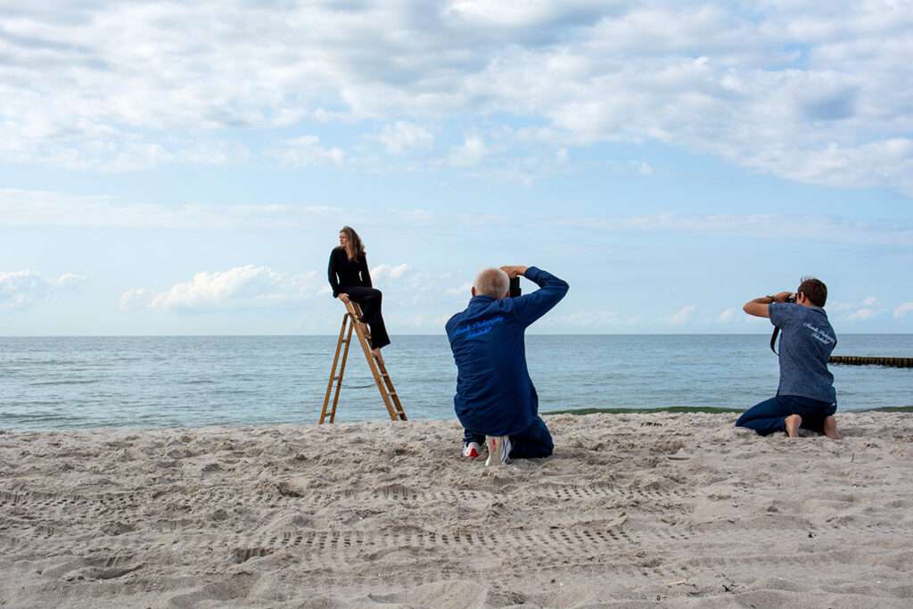 Ein Paar Hochzeitsfotografen von der Insel Rügen beim Fotoshooting am Strand- Hochzeitsfotografie von Mazelle Photography Fotostudio® Der Rügen Hochzeitsfotograf Mazelle begleitet auch Eure Hochzeit beim Standesamt und beim Hochzeitsfotoshooting am Strand.